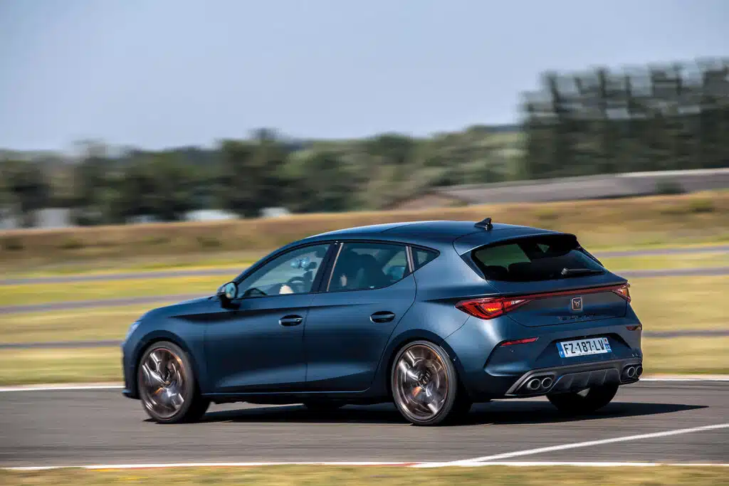 match renault mégaane rs trophy/ vw golf gti clubsport 45 / cup