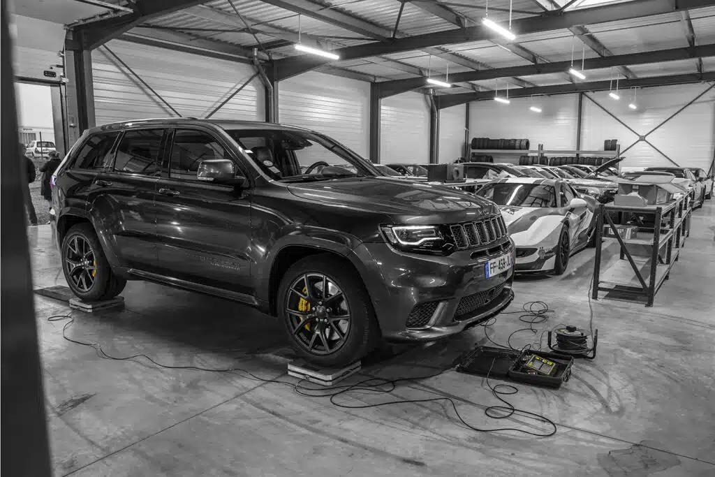 jeep cherokee trackhawk / lamborghini urus